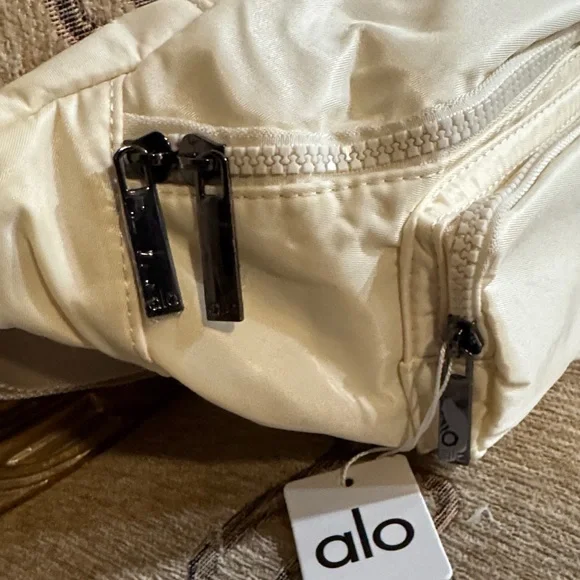 ALO Yoga Cream Clutch - Picture 4 of 5